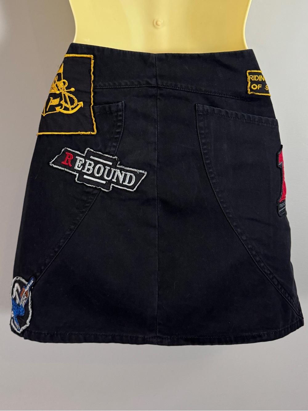 Request Vintage Y2K Black Embroidered Patch Low Rise Grunge Mini Skirt 7 Fits XS - Picture 3 of 15